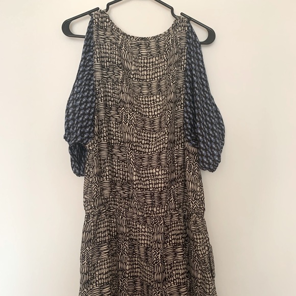 Geometric dress with sleeve cutouts - Picture 3 of 3